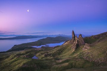 Schotland Old Man of Storr met maan bij zonsopgang van Jean Claude Castor