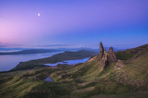 Schotland Old Man of Storr met maan bij zonsopgang
