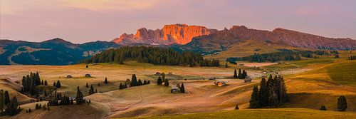 Panoramafoto van een zonsopkomst in Alpe di Siusi