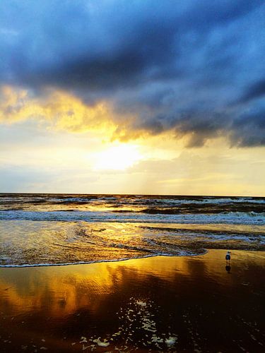 Donkere wolken boven zee