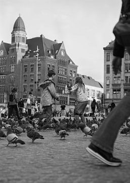 Children playing at Dam Square, Amsterdam by Speels Fotografie