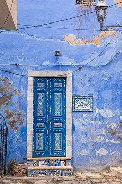 Blauwe deur in Tunesië van Bianca Kramer