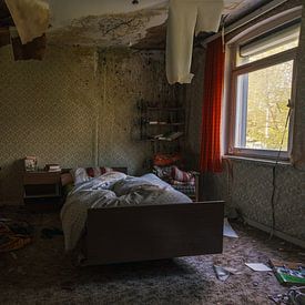Verlaten Huis met Paardenspullen: Bed, Rangeerzweep, Afbladderend Behang en Paardenboeken van Het Onbekende