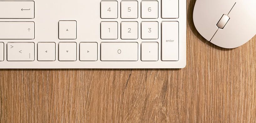 Toetsenbord en muis op een bureau van Heiko Kueverling