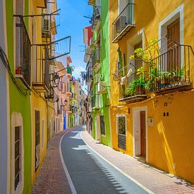 Une ruelle colorée en Espagne. sur Photographie de Justin Sinner (Photographe à Texel)