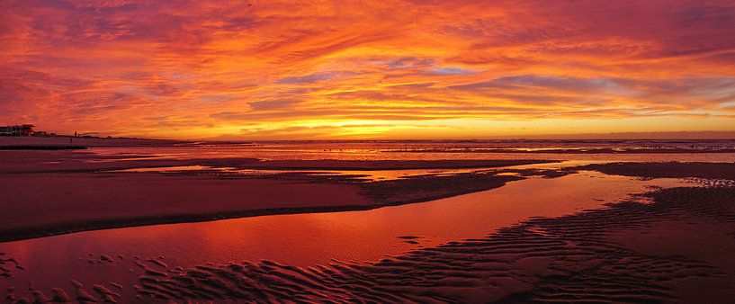 Zon, zee en strand by Dirk van Egmond
