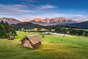 Almwiese im Karwendel Gebirge in den Alpen mit Alpenglühen