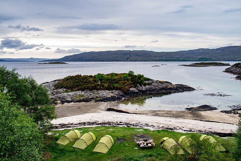 Schotland - Wildkamperen met uitzicht op het Isle of Skye van Rick Massar
