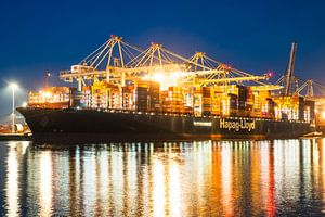 Containerschiff am Containerterminal angedockt
