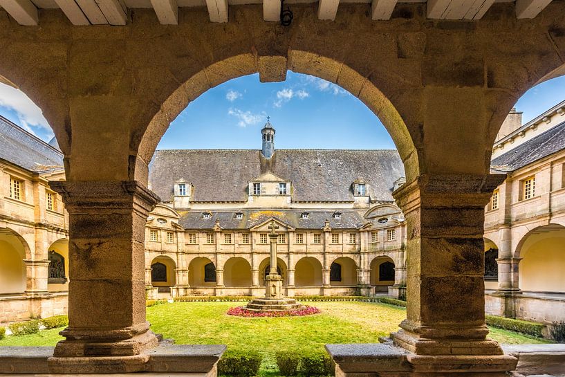 Kreuzgang der Basilique de Sainte-Anne-d`Auray, Bretagne von Christian Müringer