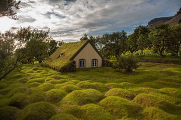 Oud turf kerkje in IJsland van Menno Schaefer