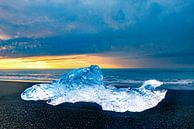 IJsblok op het strand van Jökulsárlón tijdens zonsondergang in IJsland van Sjoerd van der Wal Fotografie thumbnail