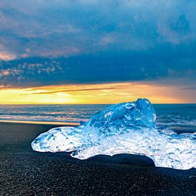Eisform am Strand von Jökulsárlón bei Sonnenuntergang in Island von Sjoerd van der Wal Fotografie