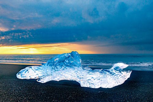 IJsblok op het strand van Jökulsárlón tijdens zonsondergang in IJsland