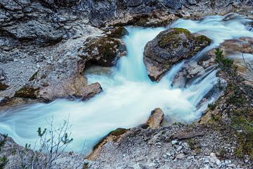 Chute d'eau s'écoulant dans les gorges de Gleiersch près de Scharnitz dans les Alpes autrichiennes. sur Miriam Schwarzfischer Fotografie