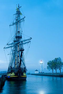 Zeilschip, fregat uit de 19de eeuw, afgemeerd in de haven, zonsopgang. van Ruurd Dankloff