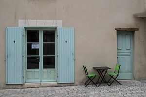 Eingang (Fassade eines französischen Restaurants mit blauen Fensterläden und Türen) von Birgitte Bergman