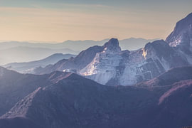 De marmergroeven van Carrara in de Apuaanse Alpen bij zonsondergang van Stefano Orazzini