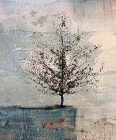 Baum auf blauem Felsen