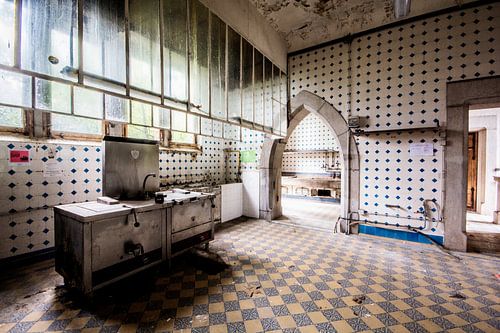 Une cuisine rouillée dans un château abandonné