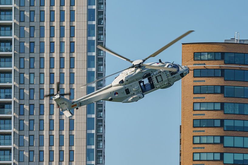 NH-90-Hubschrauber in Aktion während der Welthafentage 2022. von Jaap van den Berg