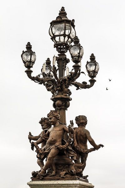 Laterne auf der Brücke Pont Alexandre III in Paris von Dennis van de Water