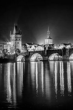 Karelsbrug en Oude Stadstoren bij Nacht - Monochroom van Melanie Viola