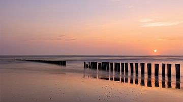 Wellenbrecher bei Sonnenuntergang, Ameland, Niederlande von Adelheid Smitt