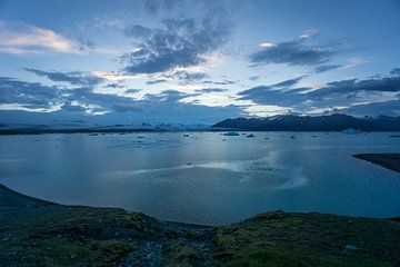 IJsland - Kust van gletsjerlagune joekulsarlon met drijvend ijs van adventure-photos
