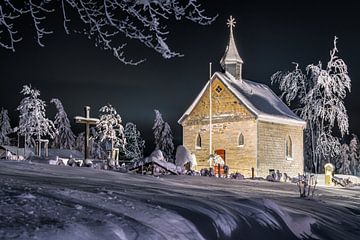Bergkapel Altastenberg in de winter van Deimel Fotografie