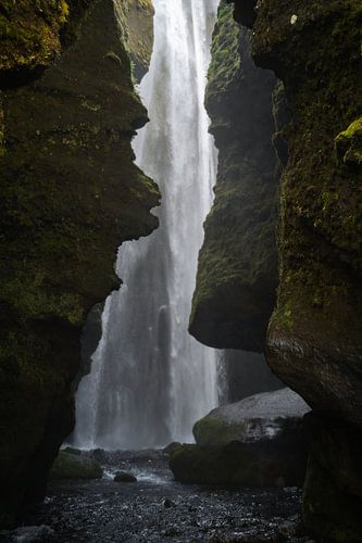 Wasserfall in einer Höhle in Island
