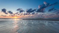 Eb op het strand van Terschelling bij zonsondergang - Low tide on the beach Terschelling at sunset van Jurjen Veerman thumbnail