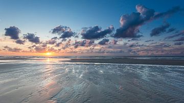 Ebb on the beach of Terschelling at sunset - Low tide on the beach Terschelling at sunset by Jurjen Veerman
