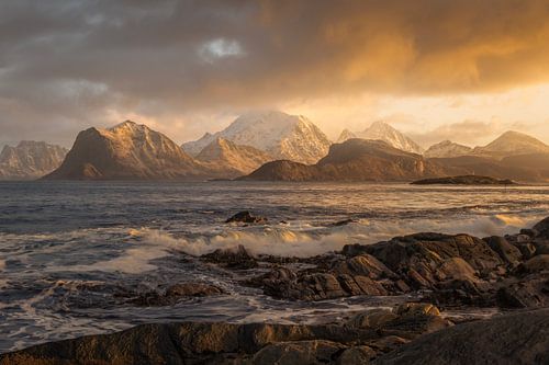 Beeindruckender Sonnenaufgang auf den Lofoten von Roelie Steinmann