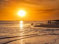 Sonnenaufgang an einem Strand in Südengland.