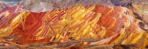 Landschap met rode en gele erosie heuvels van Chris Stenger