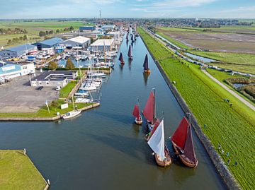 Luchtfoto van traditionele zeilschepen tijdens de Workumer Strontrace in Workum Friesland Nederland van Eye on You