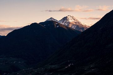 Sommets de montagne dans la lumière du soir