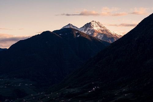 Sommets de montagne dans la lumière du soir sur Jens Sessler