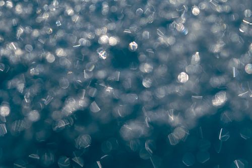 Art of Nature: Snow diamonds gleaming in petrol blue