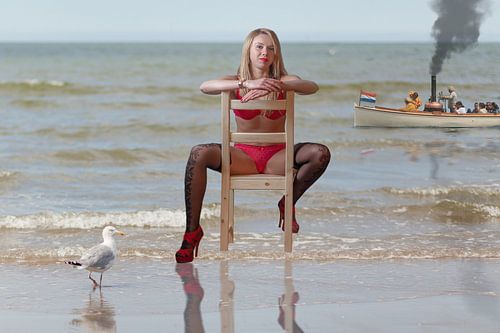 Mädchen auf Stuhl am Strand