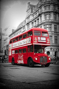 Ouderwetse rode bus in Londen van Rene van Heerdt