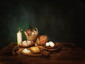 Romantisches Stilleben mit Brot, Eiern, Käse und Milch.