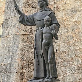 Statue von Franz von Assisi mit einem kleinen Jungen in Hav von Patricia Hofmeester
