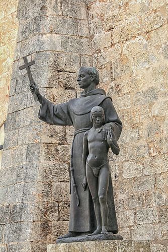 Statue de François d'Assise avec un jeune garçon à Hav