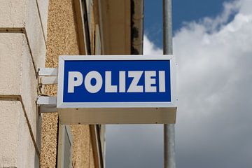 Panneau de police en Allemagne sur de-nue-pic