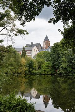 Kathedraal van Wetzlar boven de rivier de Lahn, met reflecties in de herfst van Andreas Freund