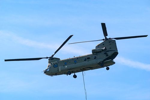 Helikopter met waterbak voor de bestrijding van bosbranden