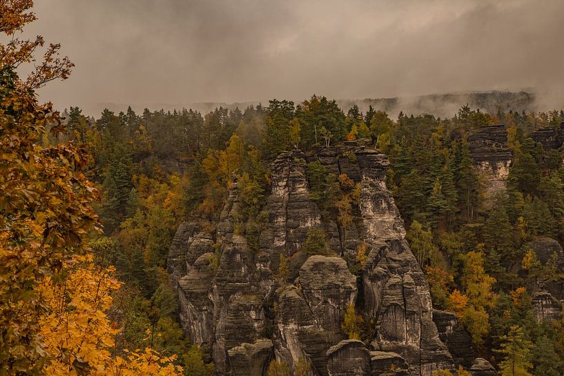 Herfstmist over het Elbezandsteen - de magie van Saksisch Zwitserland van Fototante