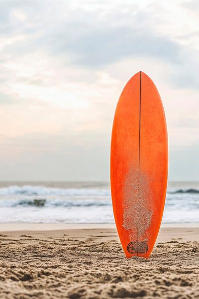 Surfer sur la plage avec des planches orange par Poster Art Shop